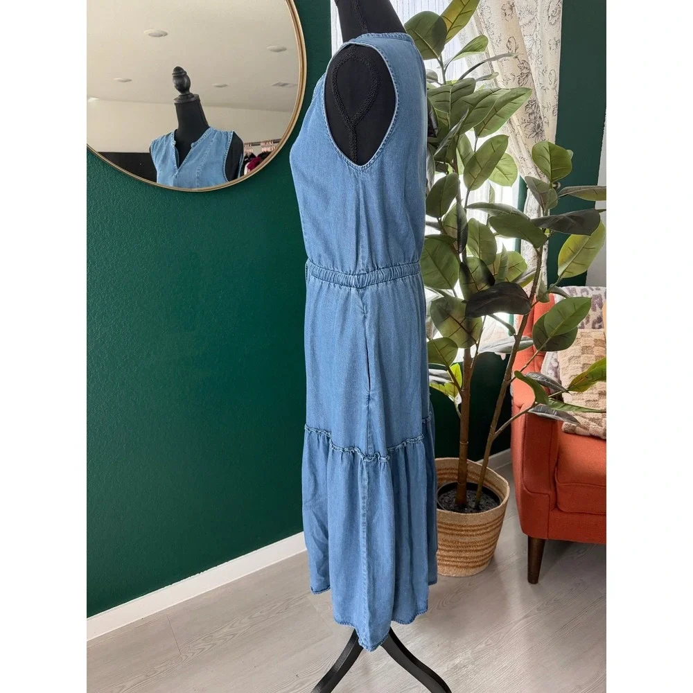 ‼️LAST CHANCE‼️
Lands' End Sleeveless Chambray Midi Dress in Light Blue - Picture 2 of 6
